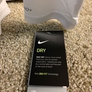 Nike DRIFIT Sweatshirt long sleeve with UV/Sun protection. Brand New with tags